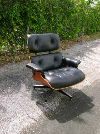 Eames Lounge Chair repaired
the 2 arms were broken.